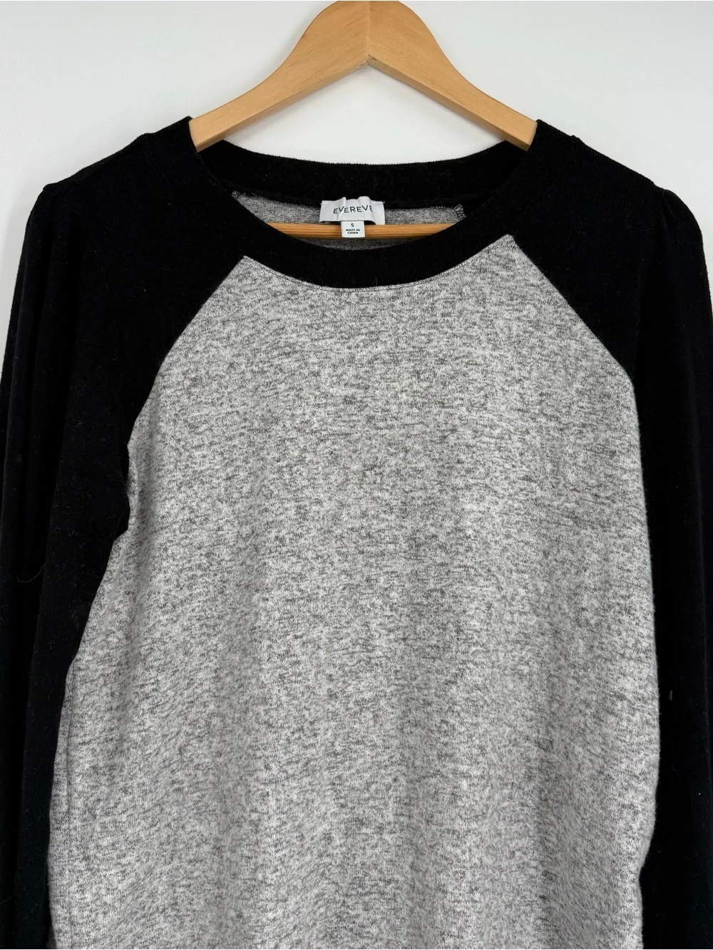 Evereve Gray/Black Long Sleeve Baseball Tee Top Raglan Plush Size S Sporty